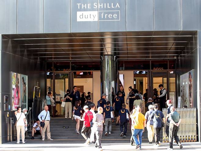 중국인 단체관광객(유커·遊客)들이 제주 시내 관광을 마친 후 쇼핑을 위해 신라면세점 제주점으로 향하고 있는 모습. 제주도사진기자회