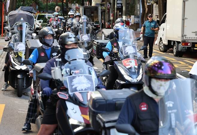 라이더유니온 조합원을 비롯한 배달 노동자들이 12일 경기 군포에서 추모 오토바이 행진을 시작해 서울 중구 민주노총 인근에 도착하고 있다. 2025.8.12 연합뉴스