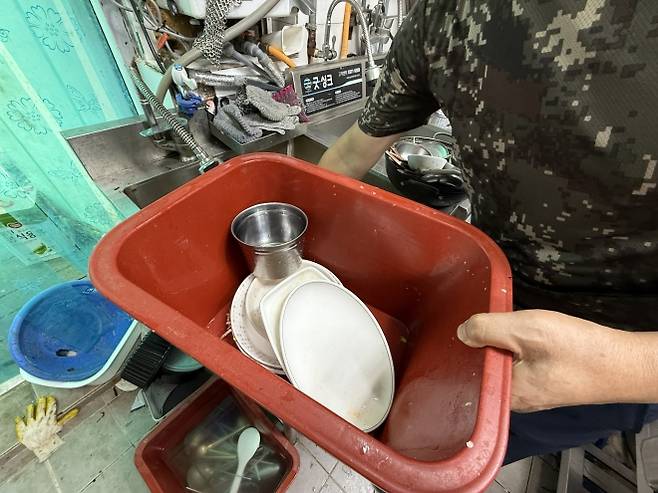 설거지 물 아끼는 강릉 상인 - 전례 없는 가뭄으로 ‘재난 사태’ 선포 9일째를 맞은 7일 강원 강릉시 한 상인이 설거지 물을 아끼기 위해 고무대야를 사용하고 있다. 2025.9.7 연합뉴스