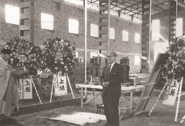 장경호 동국제강 창업회장이 1963년 부산 용호동의 갯벌에 부산제강소를 설립하고 일관 철강 생산 단지를 조성한 뒤 진행된 상량식에서 소감을 밝히고 있다. 사진 제공=동국제강