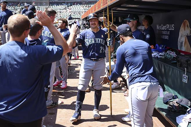 시애틀 칼 롤리가 8일 애틀랜타전 9회초에 시즌 53호 홈런을 날린 뒤 더그아웃에서 삼지창을 들고 동료의 축하를 받고 있다. AP연합뉴스