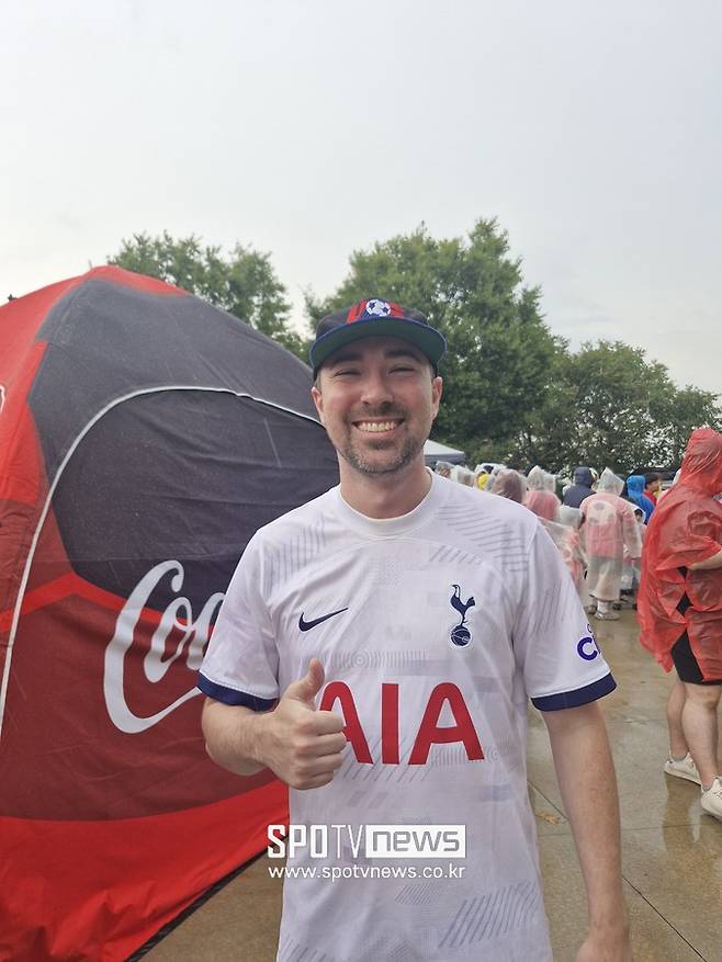▲ 토트넘 유니폼을 입은 미국 팬 잭슨 ⓒ장하준 기자