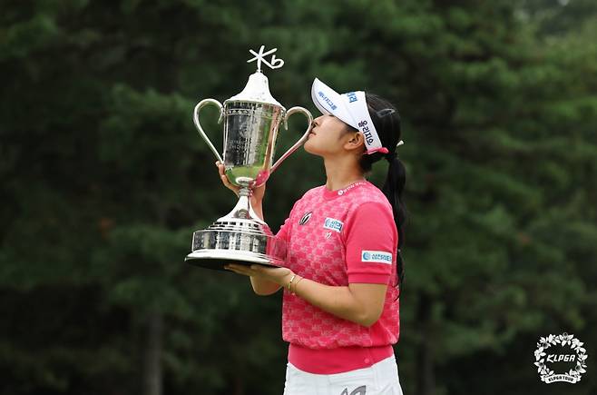 유현조가 트로피에 입을 맞추고 있다. /사진=KLPGA 제공