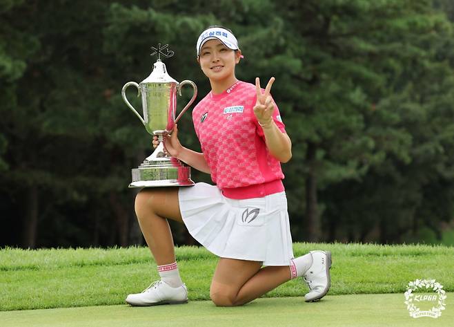 유현조가 우승 트로피와 함께 포즈를 취하고 있다. /사진=KLPGA 제공