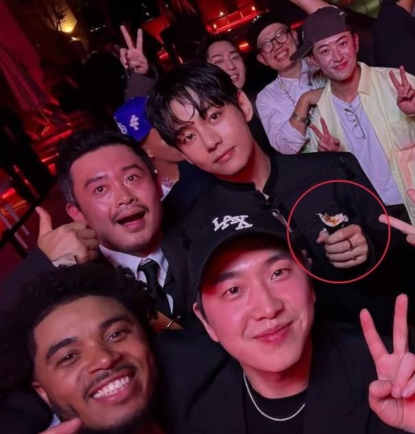 방탄소년단 뷔, 파티서 '통김밥' 먹방..'케데헌 실사판'