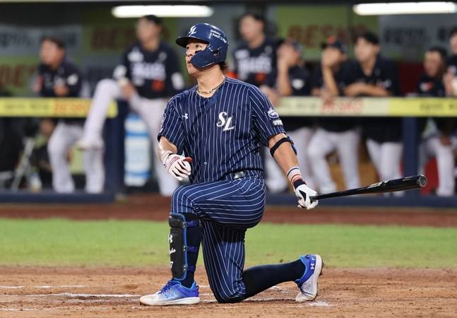 강민호가 7일 홈런을 쏘아올리고 있다. /사진=삼성 라이온즈