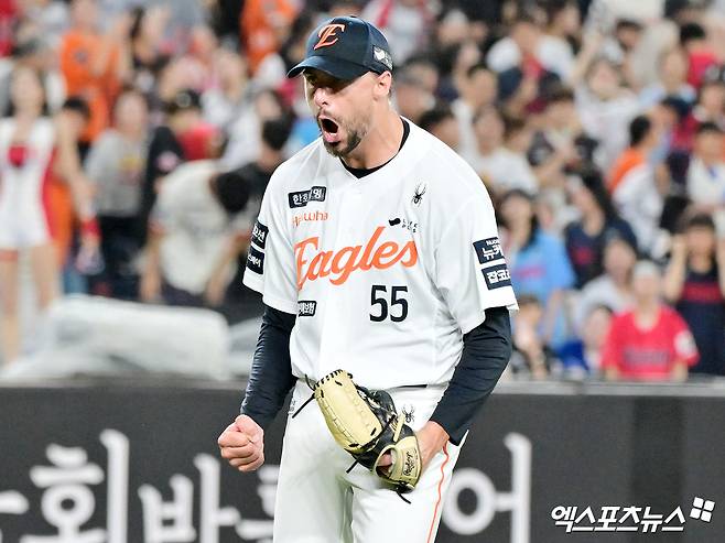 지난달 13일 오후 대전 한화생명 볼파크에서 열린 '2025 신한 SOL Bank KBO리그' 롯데 자이언츠와 한화 이글스의 경기, 4회초 수비를 마친 한화 와이스가 기뻐하고 있다. 엑스포츠뉴스 DB