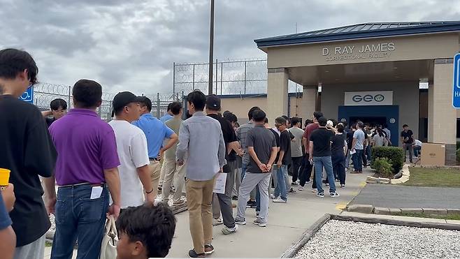 구금시설에서 면담 기다리는 관계사 직원들 (포크스턴<美조지아주州>=연합뉴스) 이유미 특파원 = 7일(현지시간) 미 조지아주 포크스턴의 이민세관단속국(ICE) 구금시설 앞에서 관계사 직원들이 면담을 기다리고 있다. 2025.9.8 yumi@yna.co.kr