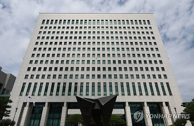 고위당정협의회서 검찰청 폐지, 공소청·중수청 신설 등 확정 계획 (서울=연합뉴스) 신현우 기자 = 더불어민주당과 정부, 대통령실이 고위당정협의회에서 검찰청 폐지, 공소청·중대범죄수사청 신설 등을 포함한 정부조직 개편안을 확정할 계획인 가운데 7일 서울 서초구 대검찰청.
중수청은 행정안전부 산하에 설치하되 시행 시기는 내년 9월로 1년간 유예키로 했다. 검찰의 보완수사권 유지 및 국가수사위원회 신설 여부 등은 정부조직법 처리 이후 세부 과제로 논의할 예정이다. 2025.9.7 nowwego@yna.co.kr