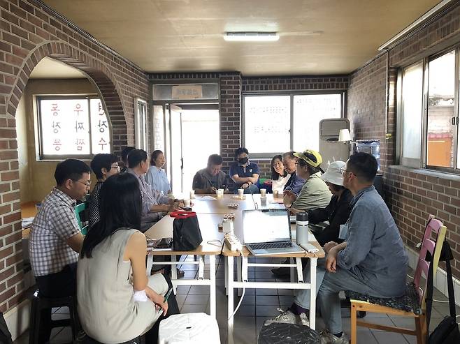 ▲ 의정부문화재단 및 빼뻘보관소 관계자들이 회의하고 있는 모습. /사진제공=빼뻘보관소