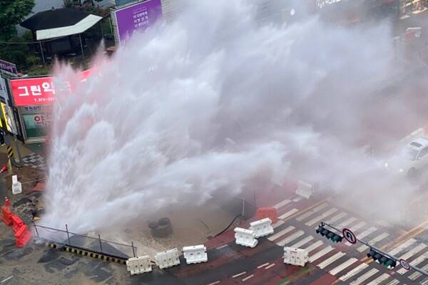 1일 오후 광주 서구 금호동 도시철도 2호선 공사현장에서 상수도관이 파열되는 사고가 발생해 물기둥이 솟아오르고 있다. 독자제공