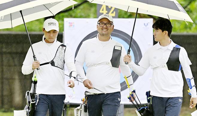 9일 광주 국제양궁장에서 열린 리커브 남자 단체전 결승에 진출한 남자대표팀. 왼쪽부터 이우석, 김우진, 김제덕. /김애리·조영권 인턴기자