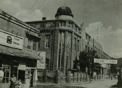 흥학관 터에 들어선 광주시청사. 구시청이란 지명의 유래된 시청이다.