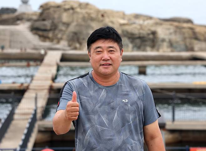 전 야구선수이자 방송인 양준혁씨가 자신이 운영하는 방어양식장 앞에서 엄지손가락을 들어올리고 있다. /이용선기자 photokid@kbmaeil.com