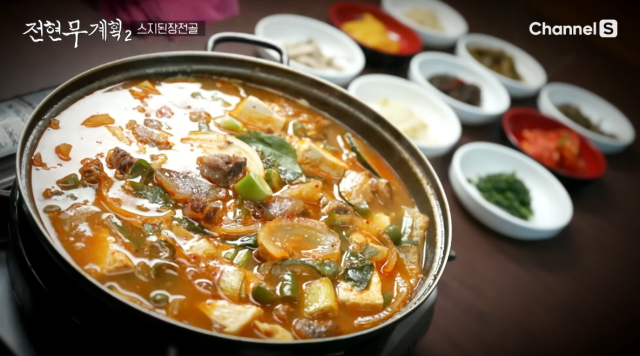 왔다식당을 찾는 손님들의 70% 주문한다는 스지 된장 전골. MBN·채널S '전현무 계획2' 캡처