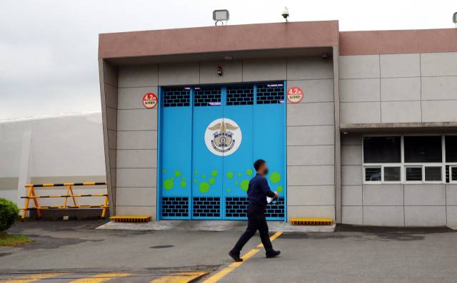 재소자 간 폭행 사망 사건이 발생한 부산 사상구 부산구치소 수용동 정문 모습. 부산일보DB