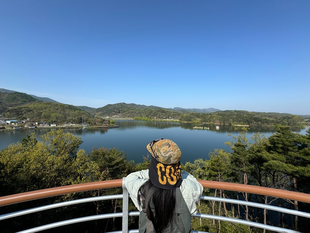 ▲ 의성 조성지 전망대에서 바라본 푸른 호수와 청화산 능선은 사계절 언제나 그림 같은 풍경을 선사한다. 의성군