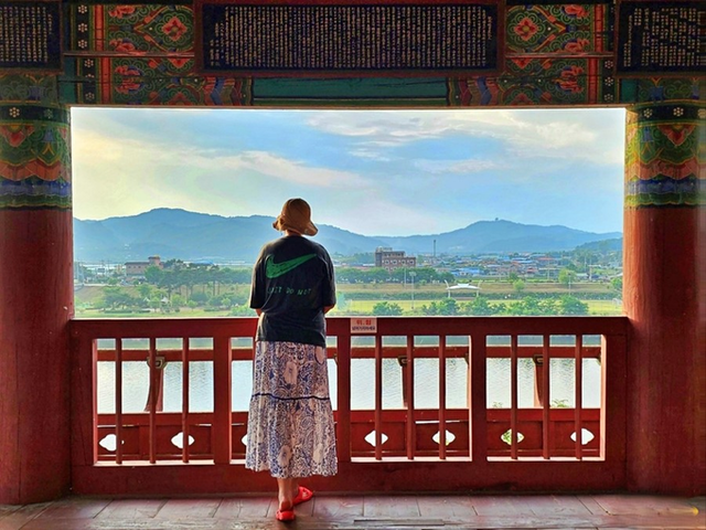 ▲ 경북 의성 낙단보에 자리한 관수루 누각에서 관광객이 낙동강과 산세를 감상하며 힐링의 시간을 보내고 있다. 의성군