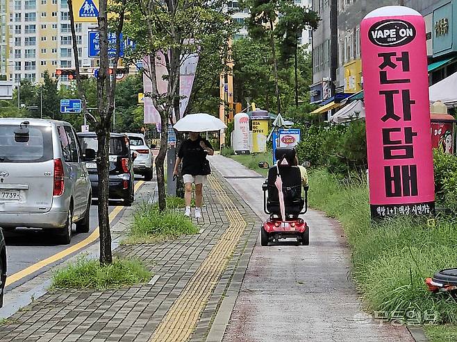 9월 2일 광주 북구 신용동 일대 도로의 모습. 왕복 7차선 도로 옆 작은 보행로에서 시민들이 이동하는 모습이다. 이삼섭기자 seobi@mdilbo.com