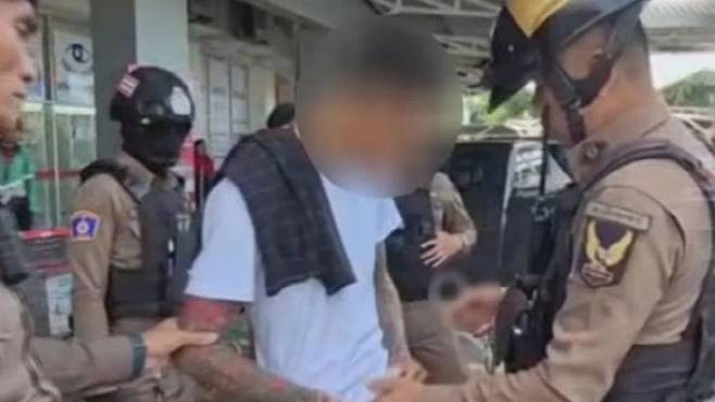 태국의 한 쇼핑몰 앞에서 한국인 남성이 80대 영국인을 폭행했다.(사진=태국매체 혼끼사에 캡쳐)