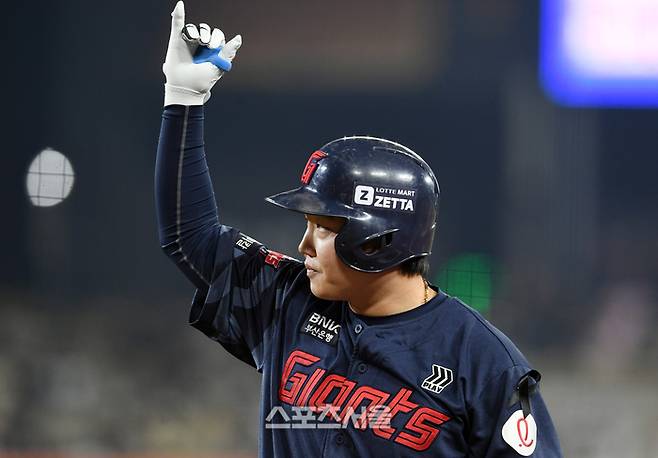롯데 정보근이 3일 대전 한화생명 볼파크에서 열린 2025 KBO리그 한화와 경기 5회초 1사 2-3루 상황에서 한화 폰세를 상대로 1타점 적시타를 친 뒤 세리머니를 하고 있다. 대전 | 박진업 기자 upandup@sportsseoul.com