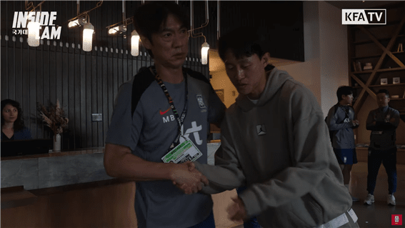 이재성이 오는 10일 오전 10시 30분(한국 시간) 미국 테네시주 내슈빌의 지오디스 파크에서 멕시코를 앞두고 부상으로 소집해제됐다. 홍명보 감독이 이재성을 다독이는 모습. /사진=KFA TV