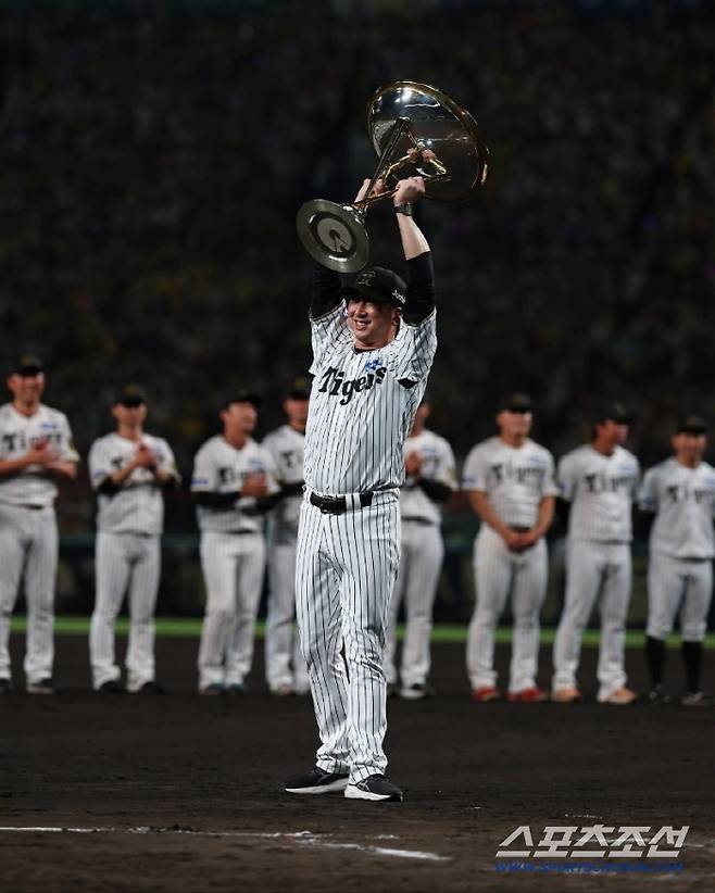 후지카와 감독은 2020년 시즌이 끝나고 은퇴해 지난해 말 사령탑에 올랐다. 한신 사령탑 최초로 취임 첫해 우승컵을 들어 올렸다. 사진캡처=한신 타이거즈 SNS