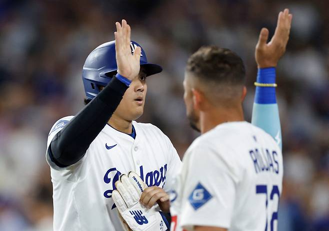 LOS ANGELES, CALIFORNIA - SEPTEMBER 08: Shohei Ohtani #17 of the Los Angeles Dodgers celebrates a run with Miguel Rojas #72 against the Colorado Rockies in the seventh inning at Dodger Stadium on September 08, 2025 in Los Angeles, California. Ronald Martinez/Getty Images/AFP (Photo by RONALD MARTINEZ / GETTY IMAGES NORTH AMERICA / Getty Images via AFP)
<저작권자(c) 연합뉴스, 무단 전재-재배포, AI 학습 및 활용 금지>