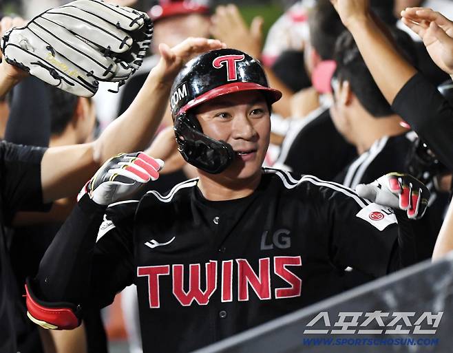 4일 수원 KT위즈파크에서 열린 LG-KT전. 6회초 1사 1루 오지환이 투런포를 친 후 환영받고 있다. 수원=정재근 기자 cjg@sportschosun.com/2025.9.4/