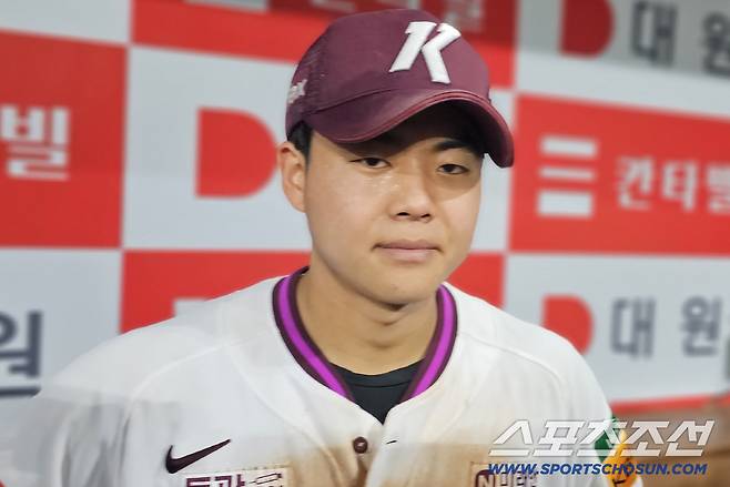 키움 어준서가 9일 LG전서 3안타 3타점을 기록한 뒤 인터뷰를 하고 있다. 고척=권인하 기자