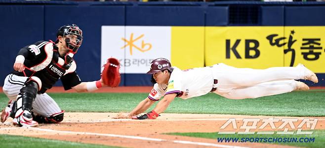 9일 고척스카이돔에서 열린 LG와 키움의 경기, 2회말 2사 1,2루 키움 박주홍의 1타점 적시타�� 2루주자 어준서가 홈으로 파고들어 세이프되고 있다. 고척=허상욱 기자wook@sportschosun.com/2025.09.09/