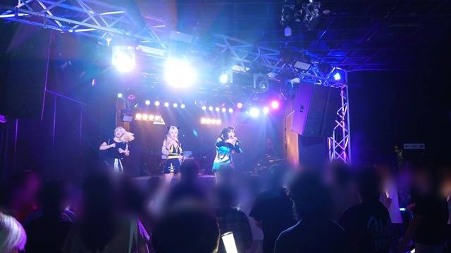 그룹 메모리아가 프리즘홀에서 공연을 펼치고 있다. 라이브 아이돌의 공연은 관객과 거리가 일반적인 K팝 그룹보다 훨씬 가깝다./최현정 기자