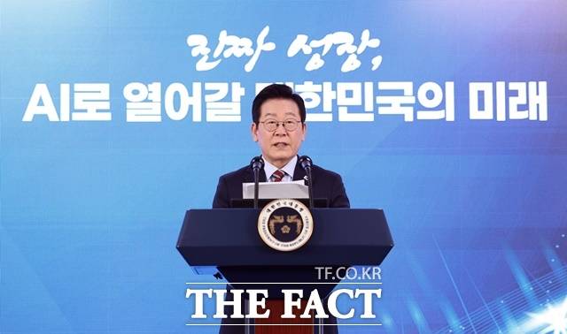 이재명 대통령이 8일 서울 중구 서울스퀘어에서 열린 '대한민국, AI로 날다 국가인공지능(AI) 전략위원회 출범식'에서 발언하고 있다./뉴시스