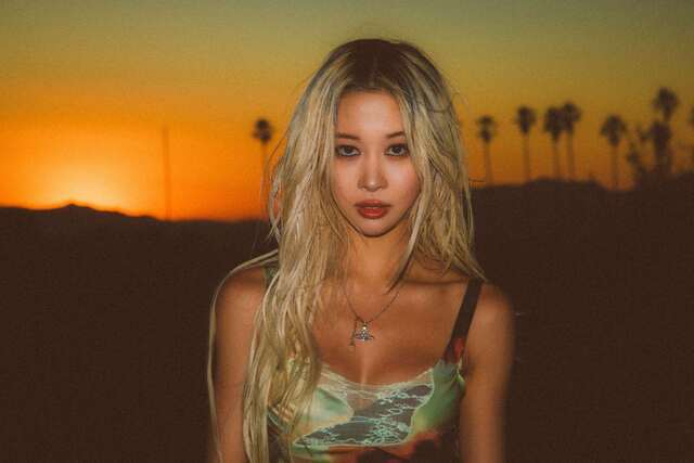 그룹 우주소녀의 다영이 9일 오후 6시 디지털 싱글 '고나 러브 미, 라이트?'를 발매한다. 다영이 자신의 이름으로 솔로곡을 발표하는 것을 데뷔 9년 만에 처음이다./스타쉽엔터테인먼트