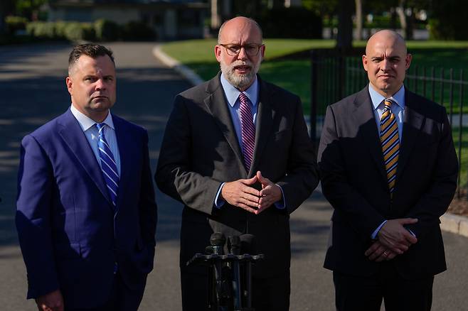 도널드 트럼프 대통령의 정적에 대한 주택담보대출 사기 혐의를 집중 공략하고 있는 빌 펄티 연방주택금융청 국장(왼쪽 끝). /AP 연합뉴스