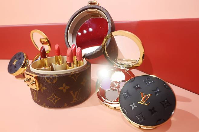루이비통 최초의 뷰티 컬렉션 '라 보떼 루이비통'의 제품들이 진열돼 있다. /연합뉴스