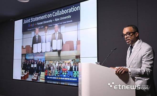 구글코리아는 9일 서울 강남구 구글 스타트업 캠퍼스에서 한국 지도 서비스 논란 관련 기자간담회를 열었다. 크리스 터너 구글 대외협력 정책 지식 및 정보 부문 부사장이 구글 한국 지도 서비스에 대해 설명하고 있다. 박지호기자 jihopress@etnews.com