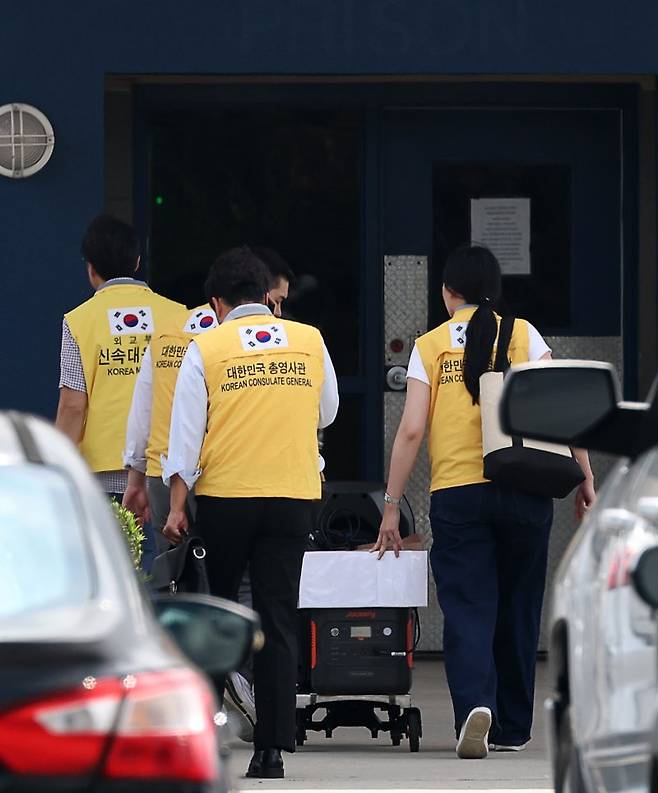외교부 신속대응팀, 총영사관 관계자들이 8일(현지시간) 미국 당국의 이민단속으로 체포된 현대차-LG엔솔 배터리공장 건설 현장 직원들이 수감돼 있는 조지아주 포크스턴의 이민세관단속국(ICE) 구금시설로 향하고 있다. 연합뉴스