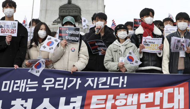 전국탄핵반대청소년연합 소속 청소년들이 지난 3월 3일 서울 종로구 광화문광장 이순신 동상 앞에서 윤석열 대통령 탄핵반대 전국 중고교생 시국선언을 하고 있다. 뉴시스