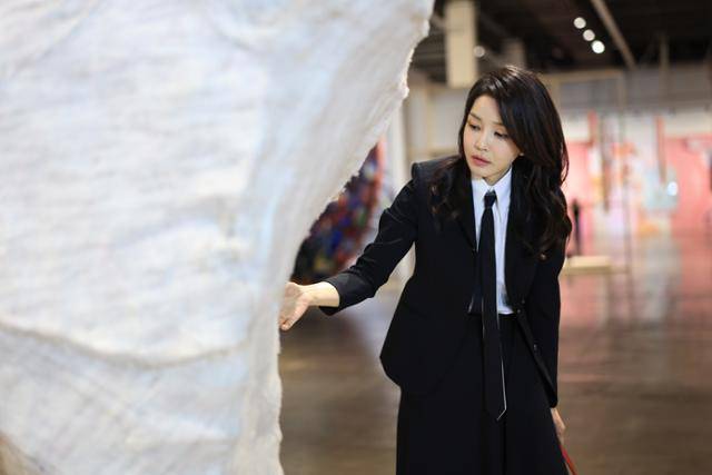 김건희 여사가 2023년 6월 13일 광주 북구 광주비엔날레 전시관에서 진행 중인 제14회 광주비엔날레를 찾아 작품을 살펴보고 있다. 대통령실 제공