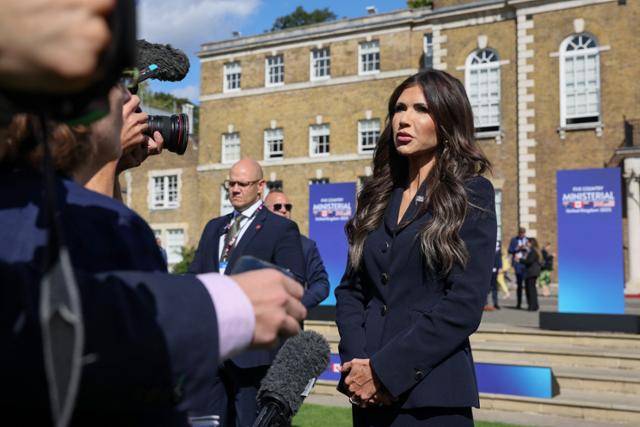 크리스티 놈 미국 국토안보부 장관이 8일 ‘파이브 아이즈(미국·영국·호주·뉴질랜드·캐나다 정보 동맹)’ 국토 안보 담당 장관 회의 참석차 방문한 영국 런던에서 기자회견을 하고 있다. 런던=로이터 연합뉴스