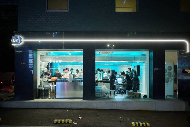 퍼플렉시티가 파트너사인 연예기획사 아티스트컴퍼니 사옥에 카페 큐리어스를 열었습니다 / 출처=퍼플렉시티