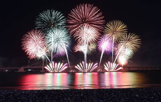 지난해 11월 9일 부산 수영구 광안리해수욕장 해상에서 열린 부산불꽃축제 모습. 송봉근 기자