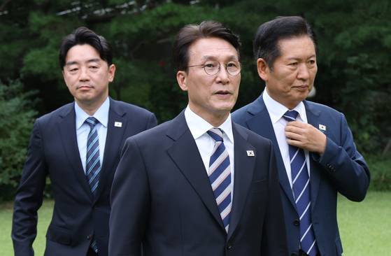 김민석 국무총리(가운데)가 7일 서울 종로구 삼청동 국무총리 서울공관에서 열린 제3차 고위 당정협의회에 앞서 정청래 더불어민주당 대표(오른쪽), 강훈식 대통령비서실장과 기념촬영을 마친 뒤 회의장으로 향하고 있다. 여당과 정부, 대통령실은 이날 정부조직 개편안을 확정했다. 장진영 기자