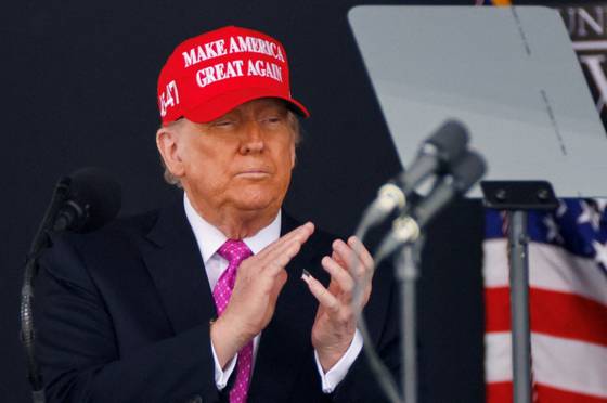 도널드 트럼프 미국 대통령이 지난 5월 '마가' 모자를 쓴 채 뉴욕 웨스트포인트 육군사관학교 졸업식에 참석하고 있다. 로이터=연합뉴스