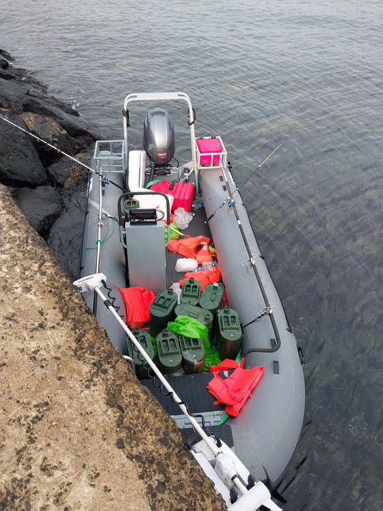 8일 오전 7시 56분쯤 제주시 한경면 용수리 해녀탈의장 인근 해안가에서 미확인 고무보트가 발견돼 군경이 수사에 나섰다. 사진 독자