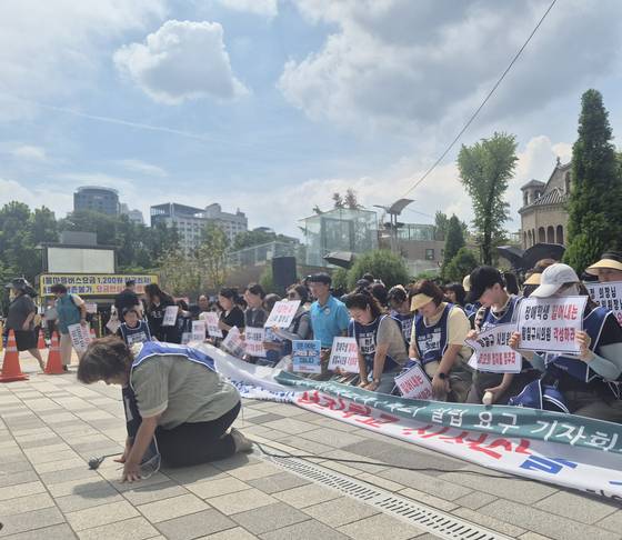 전국장애인부모연대 서울지부 회원 등이 지난달 27일 오후 서울 중구 세종대로 서울시의회 앞에서 성진학교 설립 요구 기자회견을 하고 있다. 이들은 이날 기자회견에서 "우리 아이들과 가족들을 살려달라" 말하며 무릎을 꿇었다. 전율 기자
