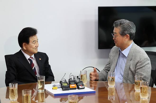 정동영 통일부 장관이 지난달 4일 서울 여의도 국회의원회관에서 남북협력민간단체협의회 회장단과 만나 면담하고 있다. 통일부 제공