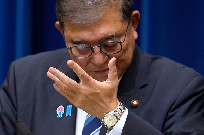 이시바 시게루 일본 총리가 7일 도쿄 총리 공관에서 기자회견을 하고 있다. 이시바 총리는 이 자리에서 총리직 사퇴 의사를 밝혔다. AP연합뉴스