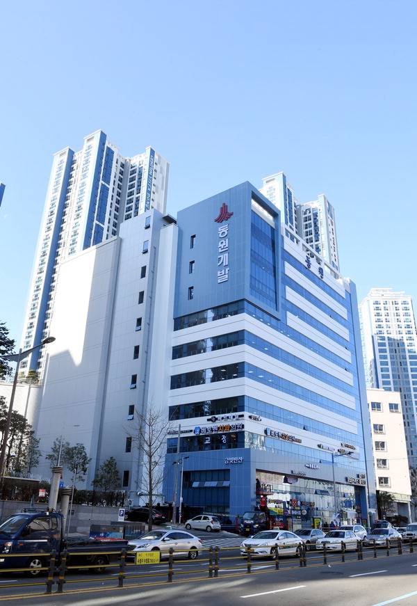 부산 수영구 민락동에 있는 동원개발 사옥 전경. 국제신문 DB